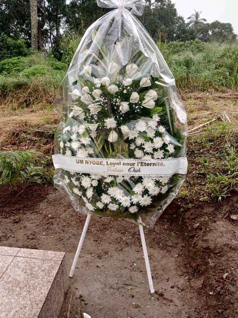 Joshua Osih sur la tombe de Rubem Um Nyobe le 13/09/2025 - depot d'un bouquet de fleurs