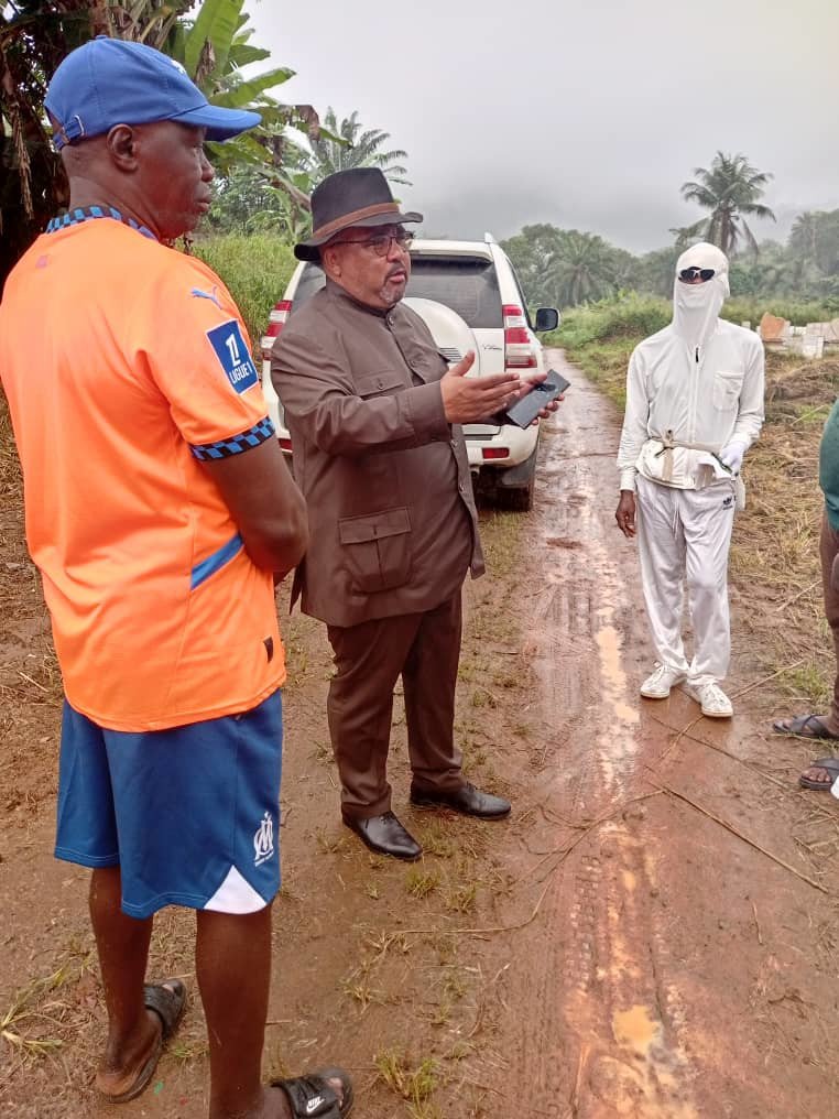Joshua Osih sur la tombe de Rubem Um Nyobe le 13/09/2025