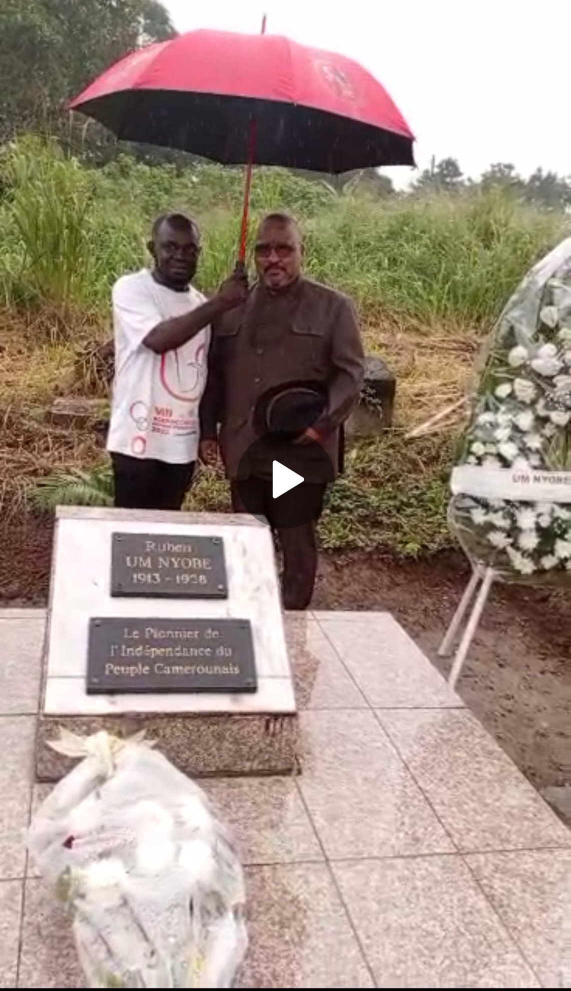 Joshua Osih sur la tombe de Rubem Um Nyobé